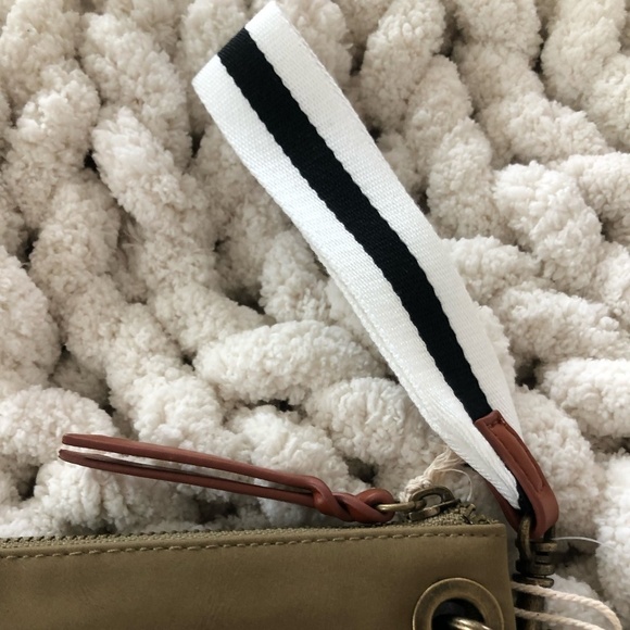 UNIVERSAL THREAD OLIVE GREEN WRISTLET NWT - Picture 3 of 5